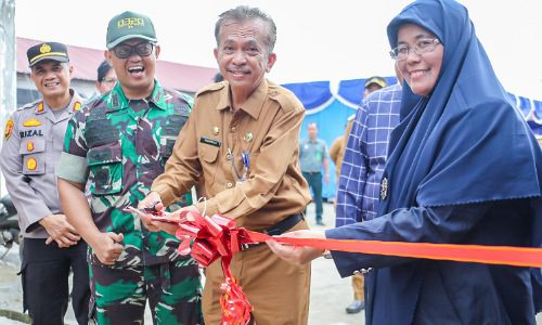 Asisten Perekonomian dan Pembangunan Setdako Dumai, H. Syahrinaldi memotong pita sebagai tanda diresmikannya pasar Kelakap Tujuh Kota Dumai