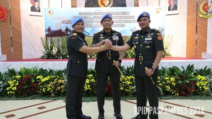 Danpaspampres Pimpin Sertijab Dangrup A Paspampres (Foto: Dok Paspampres) Baca artikel detiknews, "Kolonel Farid Yudho Jadi Dangrup A Paspampres, Perisai Hidup Prabowo" selengkapnya https://news.detik.com/berita/d-7684961/kolonel-farid-yudho-jadi-dangrup-a-paspampres-perisai-hidup-prabowo.